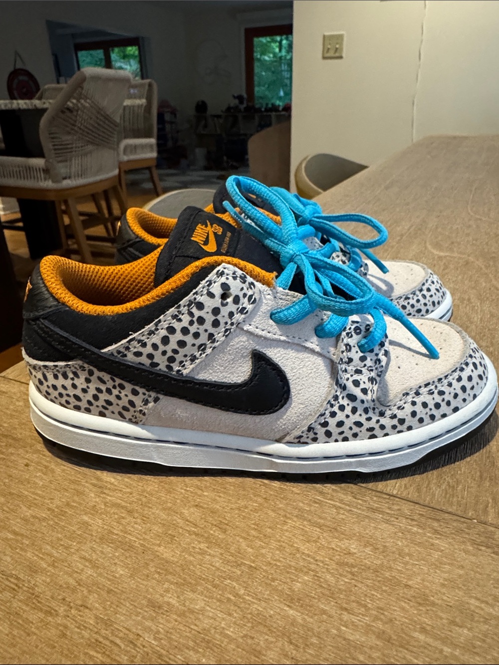 Nike Kids Low-Top Sneakers in White, Black, Blue and Orange